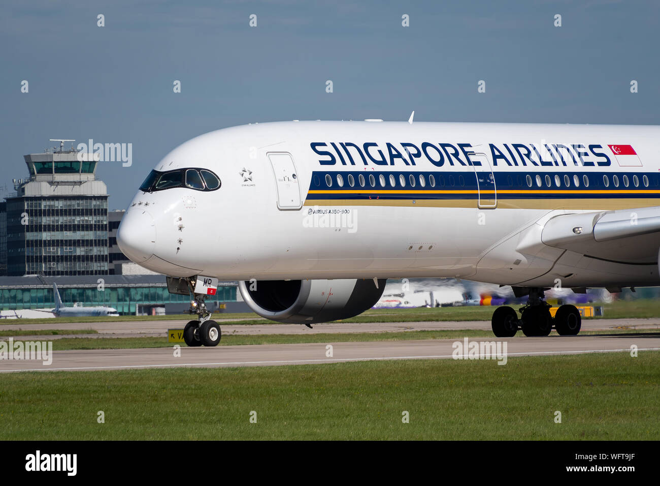 MANCHESTER, Regno Unito - 24 agosto 2019: chiudere la vista della parte frontale di un Singapore Airlines Airbus A350 Foto Stock