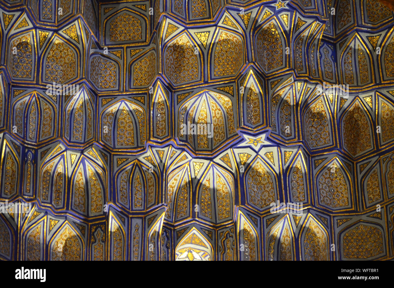 Elaborato da soffitto e da parete ornamenti al Gur-e Amir mausoleo complesso in Samarcanda, Uzbekistan Foto Stock