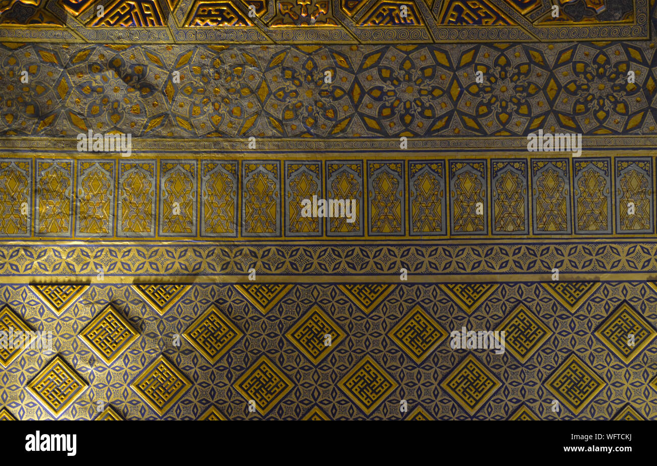 Elaborato da soffitto e da parete ornamenti al Gur-e Amir mausoleo complesso in Samarcanda, Uzbekistan Foto Stock