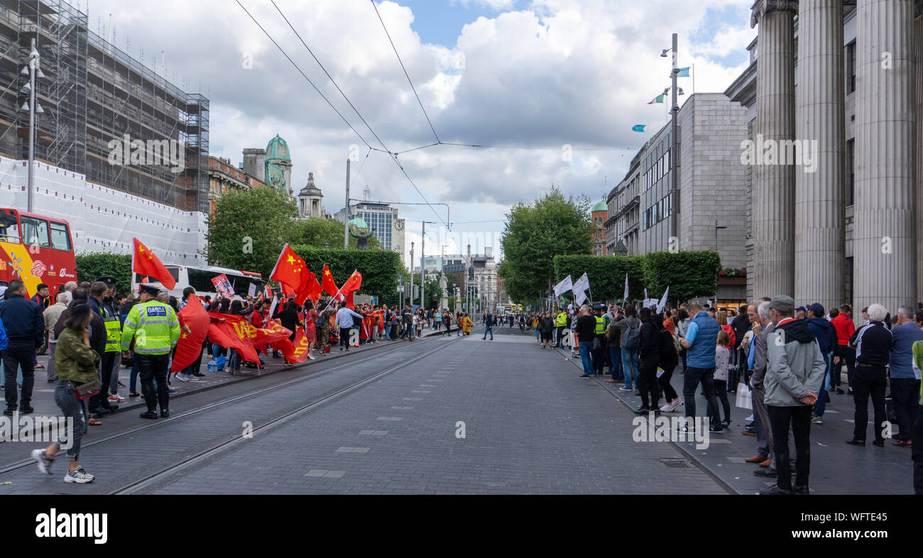 Gruppi rivali di manifestanti pro cinese e del governo di Hong Kong democrazia pro fronteggiano in O'Connell Street, Dublino Irlanda. Foto Stock