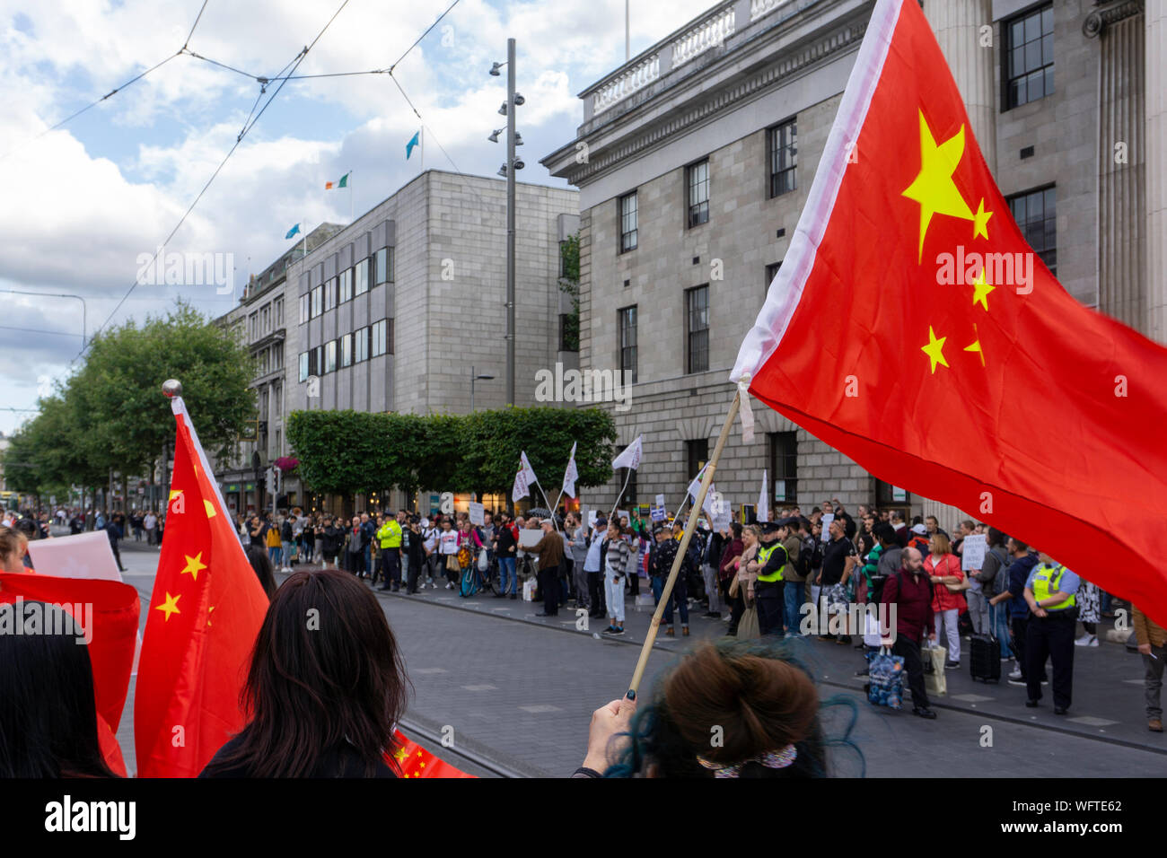 Gruppi rivali di manifestanti, pro governo cinese e pro Hong re la democrazia si confrontano tra loro in Dublino è O'Connell Street. Foto Stock