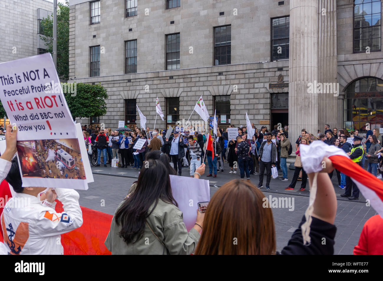 Gruppi rivali di manifestanti, pro governo cinese e pro Hong re la democrazia,fronteggiano in Dublino è O'Connell Street. Foto Stock