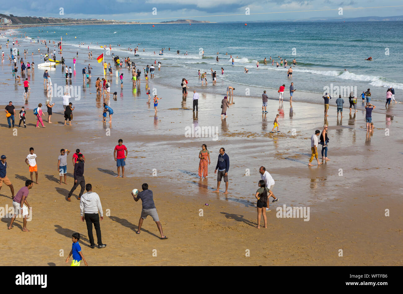 Bournemouth Dorset UK. Il 31 agosto 2019. Regno Unito: meteo folla gregge a Bournemouth Beach, a guardare il Bournemouth air festival, dopo una giornata mista di meteo - piovoso e umido pomeriggio presto, trasformando in una gloriosa caldo e soleggiato nel pomeriggio e la sera. Credito: Carolyn Jenkins/Alamy Live News Foto Stock