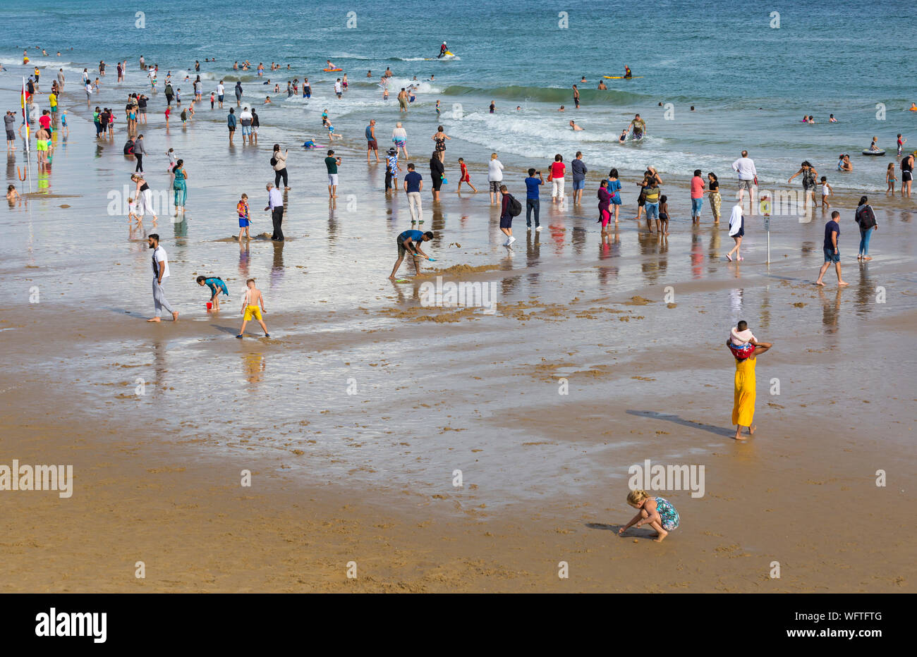 Bournemouth Dorset UK. Il 31 agosto 2019. Regno Unito: meteo folla gregge a Bournemouth Beach, a guardare il Bournemouth air festival, dopo una giornata mista di meteo - piovoso e umido pomeriggio presto, trasformando in una gloriosa caldo e soleggiato nel pomeriggio e la sera. Credito: Carolyn Jenkins/Alamy Live News Foto Stock