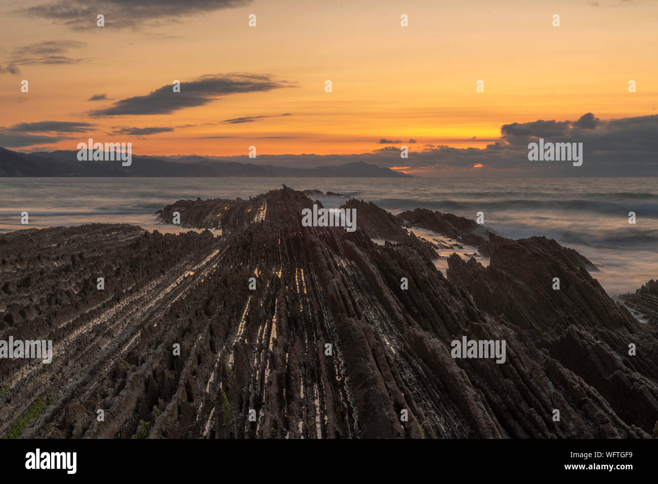 Situato sulla costa di Zumaia, Itzurun Beach, Spagna settentrionale, Europa al tramonto Foto Stock