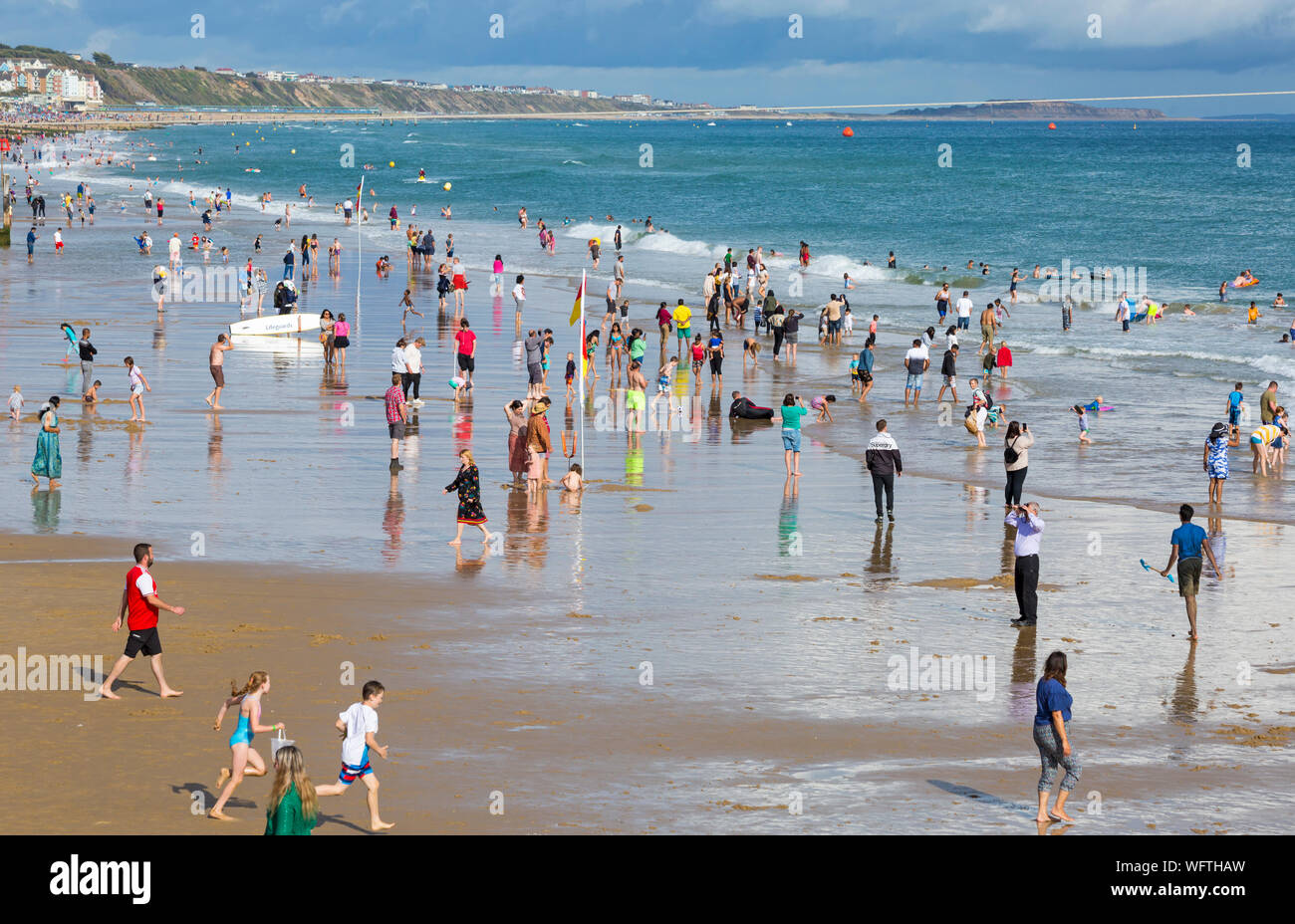 Bournemouth Dorset UK. Il 31 agosto 2019. Regno Unito: meteo folla gregge a Bournemouth Beach, a guardare il Bournemouth air festival, dopo una giornata mista di meteo - piovoso e umido pomeriggio presto, trasformando in una gloriosa caldo e soleggiato nel pomeriggio e la sera. Credito: Carolyn Jenkins/Alamy Live News Foto Stock