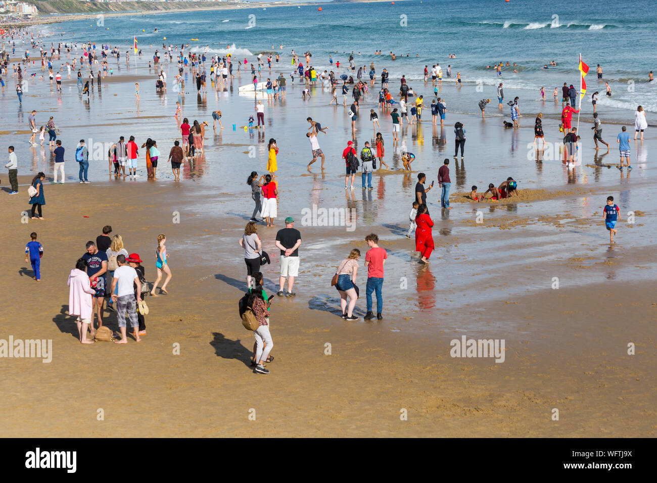 Bournemouth Dorset UK. Il 31 agosto 2019. Regno Unito: meteo folla gregge a Bournemouth Beach, a guardare il Bournemouth air festival, dopo una giornata mista di meteo - piovoso e umido pomeriggio presto, trasformando in una gloriosa caldo e soleggiato nel pomeriggio e la sera. Credito: Carolyn Jenkins/Alamy Live News Foto Stock
