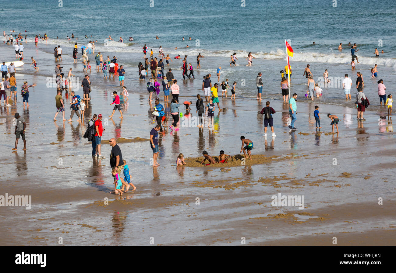 Bournemouth Dorset UK. Il 31 agosto 2019. Regno Unito: meteo folla gregge a Bournemouth Beach, a guardare il Bournemouth air festival, dopo una giornata mista di meteo - piovoso e umido pomeriggio presto, trasformando in una gloriosa caldo e soleggiato nel pomeriggio e la sera. Credito: Carolyn Jenkins/Alamy Live News Foto Stock