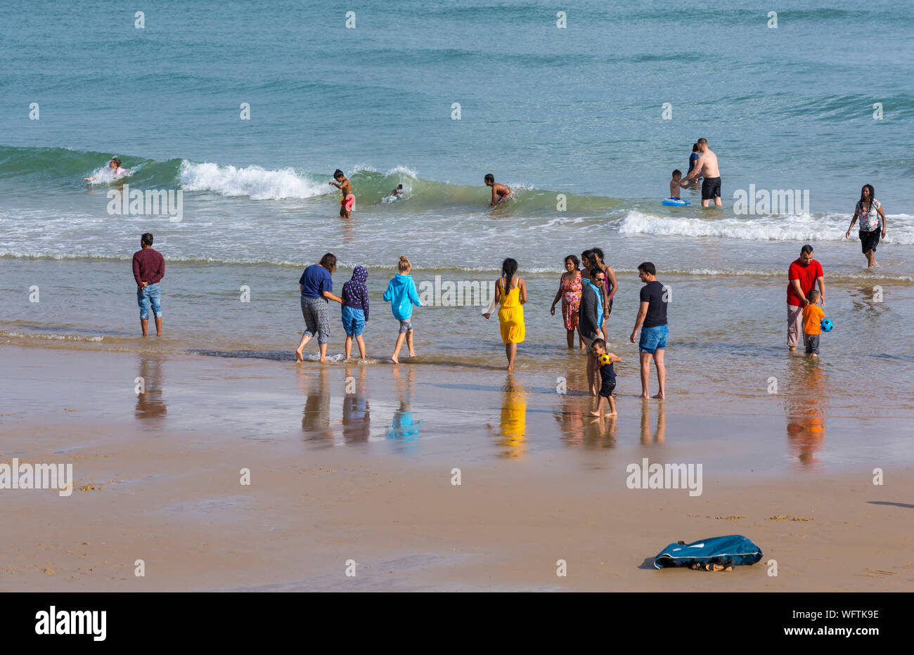 Bournemouth Dorset UK. Il 31 agosto 2019. Regno Unito: meteo folla gregge a Bournemouth Beach, a guardare il Bournemouth air festival, dopo una giornata mista di meteo - piovoso e umido pomeriggio presto, trasformando in una gloriosa caldo e soleggiato nel pomeriggio e la sera. Credito: Carolyn Jenkins/Alamy Live News Foto Stock