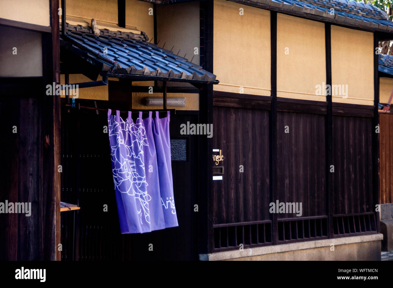 Viola noreen nel distretto di Gion a Kyoto, Giappone. Foto Stock