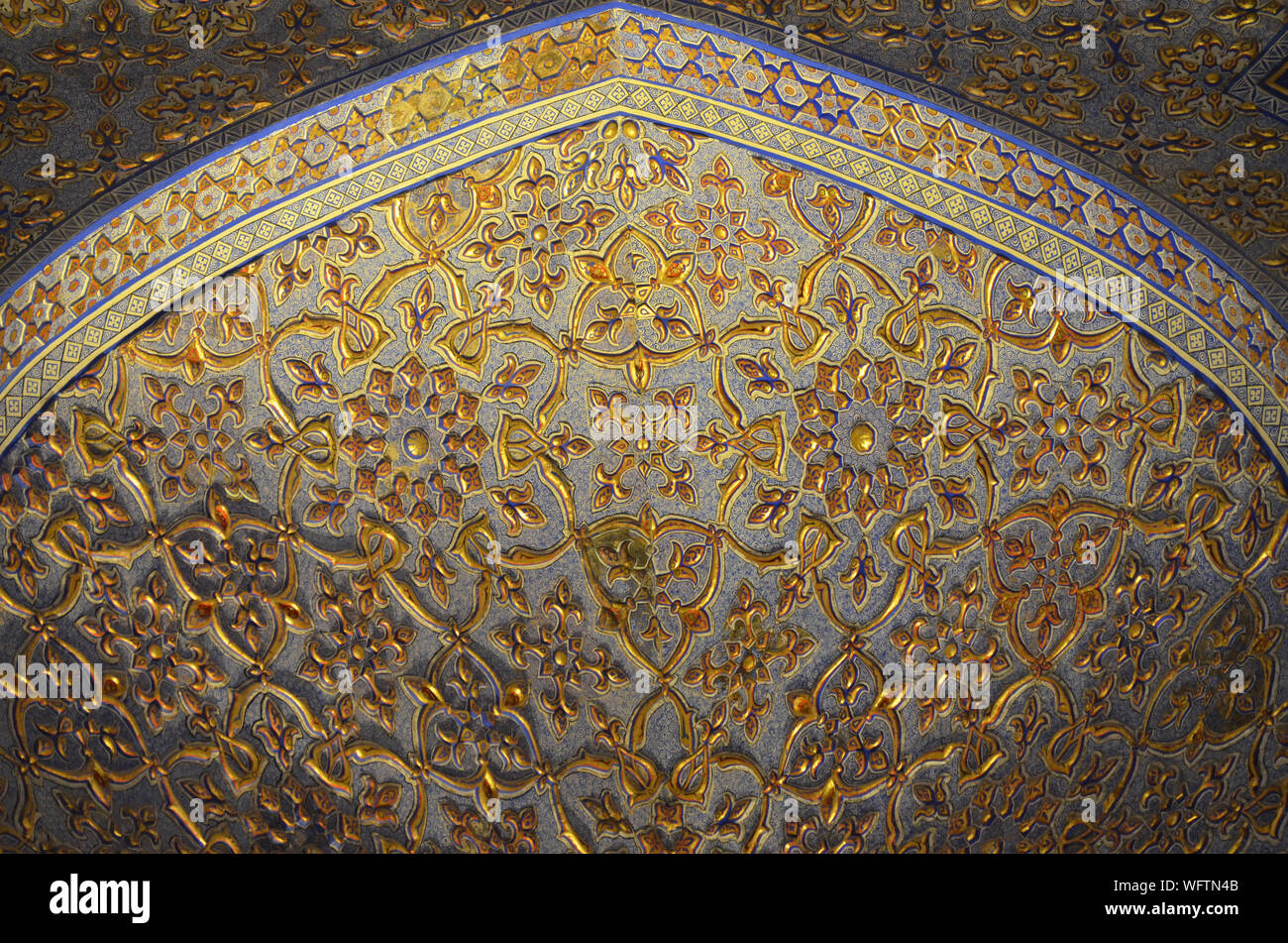 Elaborato da soffitto e da parete ornamenti al Gur-e Amir mausoleo complesso in Samarcanda, Uzbekistan Foto Stock