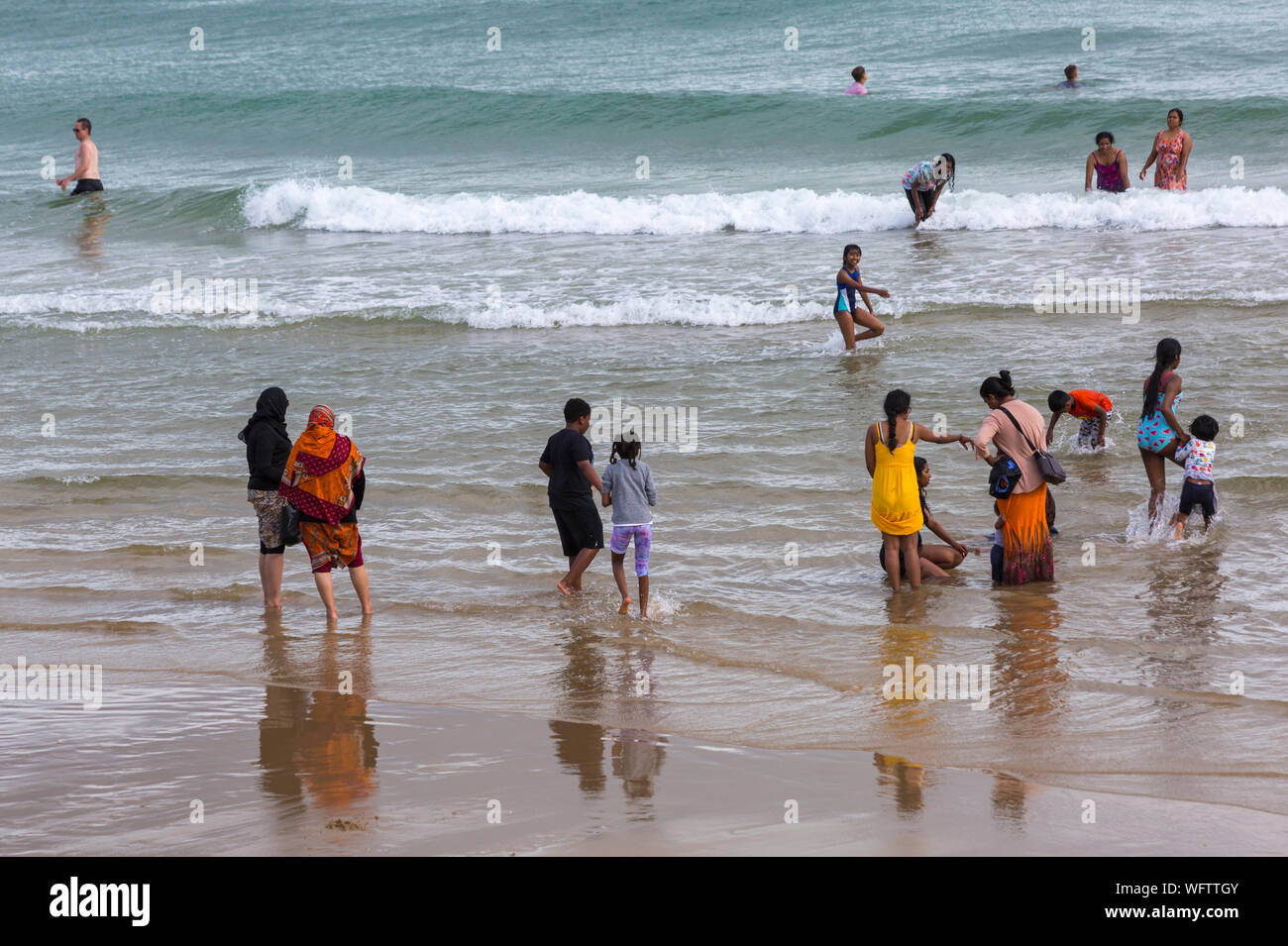 Bournemouth Dorset UK. Il 31 agosto 2019. Regno Unito: meteo folla gregge a Bournemouth Beach, a guardare il Bournemouth air festival, dopo una giornata mista di meteo - piovoso e umido pomeriggio presto, trasformando in una gloriosa caldo e soleggiato nel pomeriggio e la sera. Credito: Carolyn Jenkins/Alamy Live News Foto Stock