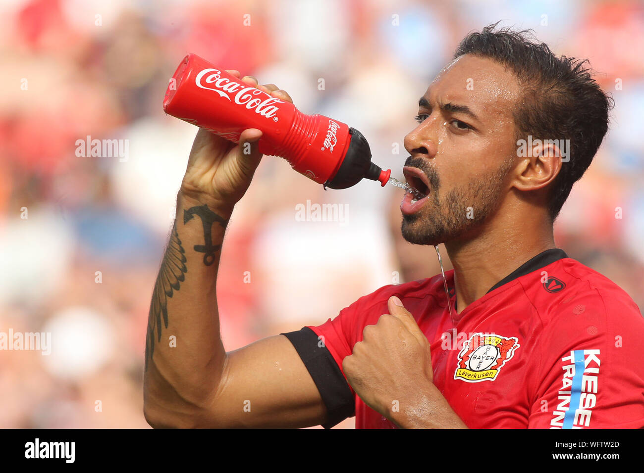 Il portiere Niklas Lomb di Leverkusen prende acqua durante la Bundesliga match tra Bayer 04 Leverkusen e TSG 1899 Hoffenheim presso la Baia Arena.(punteggio finale; Bayer 0:0 TSG 1899 Hoffenheim) Foto Stock