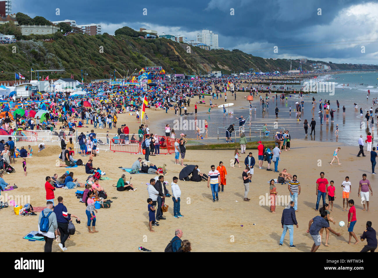 Bournemouth Dorset UK. Il 31 agosto 2019. Regno Unito: meteo folla gregge a Bournemouth Beach, a guardare il Bournemouth air festival, dopo una giornata mista di meteo - piovoso e umido pomeriggio presto, trasformando in una gloriosa caldo e soleggiato nel pomeriggio e la sera. Illuminazione drammatica e cielo tempestoso. Credito: Carolyn Jenkins/Alamy Live News Foto Stock