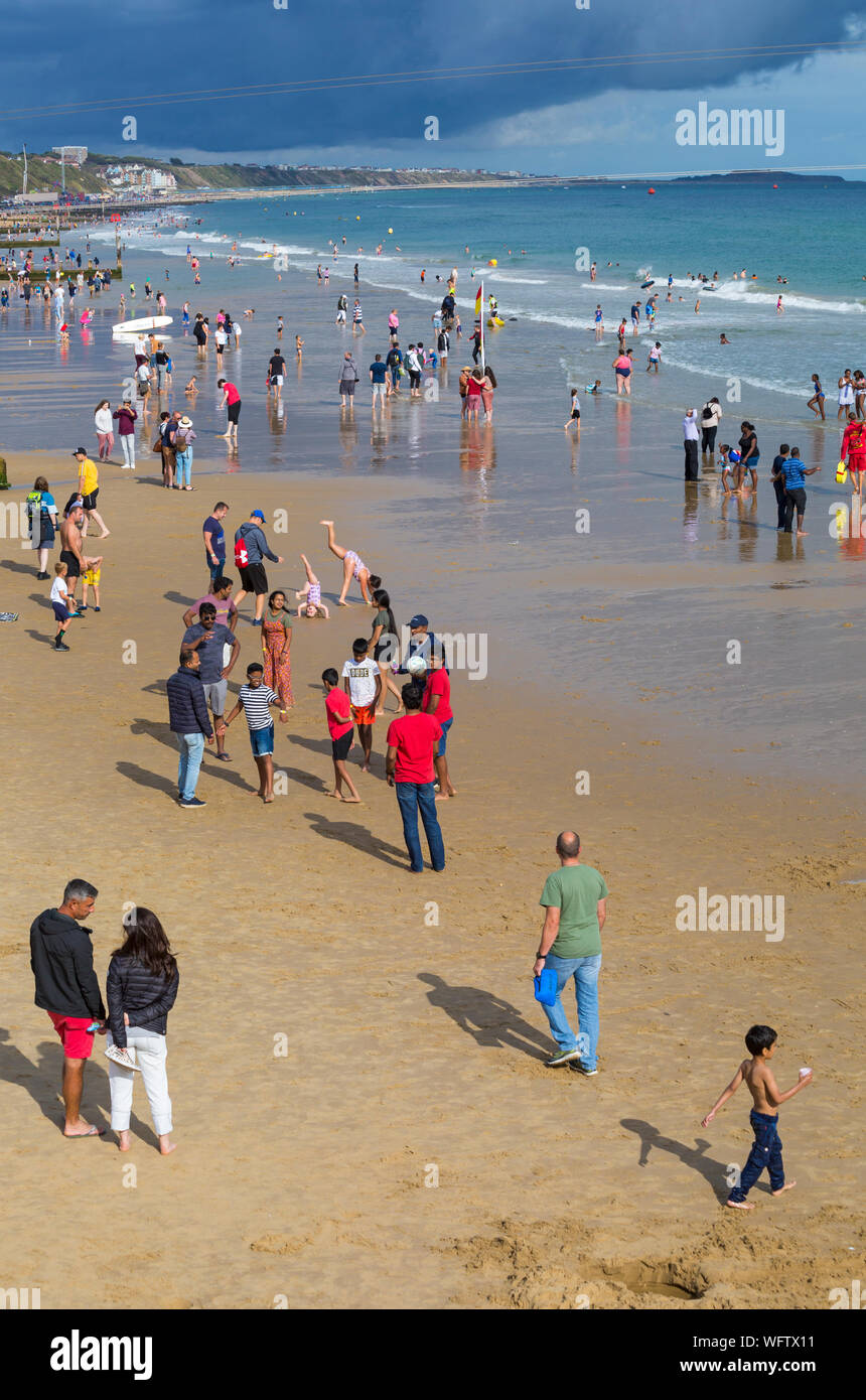 Bournemouth Dorset UK. Il 31 agosto 2019. Regno Unito: meteo folla gregge a Bournemouth Beach, a guardare il Bournemouth air festival, dopo una giornata mista di meteo - piovoso e umido pomeriggio presto, trasformando in una gloriosa caldo e soleggiato nel pomeriggio e la sera. Illuminazione drammatica e cielo tempestoso. Credito: Carolyn Jenkins/Alamy Live News Foto Stock