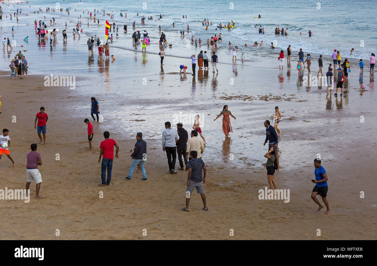 Bournemouth Dorset UK. Il 31 agosto 2019. Regno Unito: meteo folla gregge a Bournemouth Beach, a guardare il Bournemouth air festival, dopo una giornata mista di meteo - piovoso e umido pomeriggio presto, trasformando in una gloriosa caldo e soleggiato nel pomeriggio e la sera. Credito: Carolyn Jenkins/Alamy Live News Foto Stock