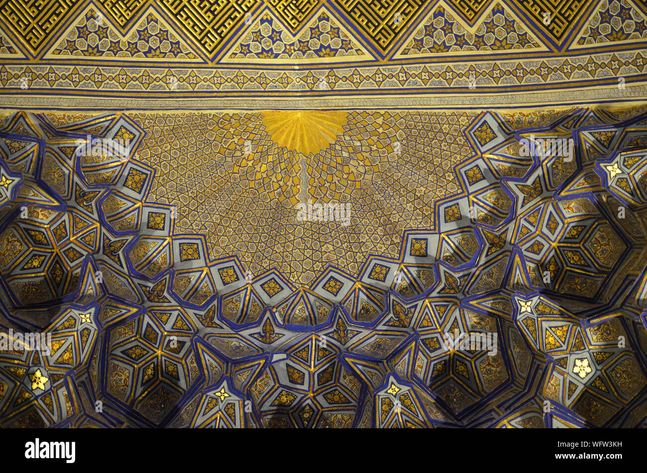 Elaborato da soffitto e da parete ornamenti al Gur-e Amir mausoleo complesso in Samarcanda, Uzbekistan Foto Stock