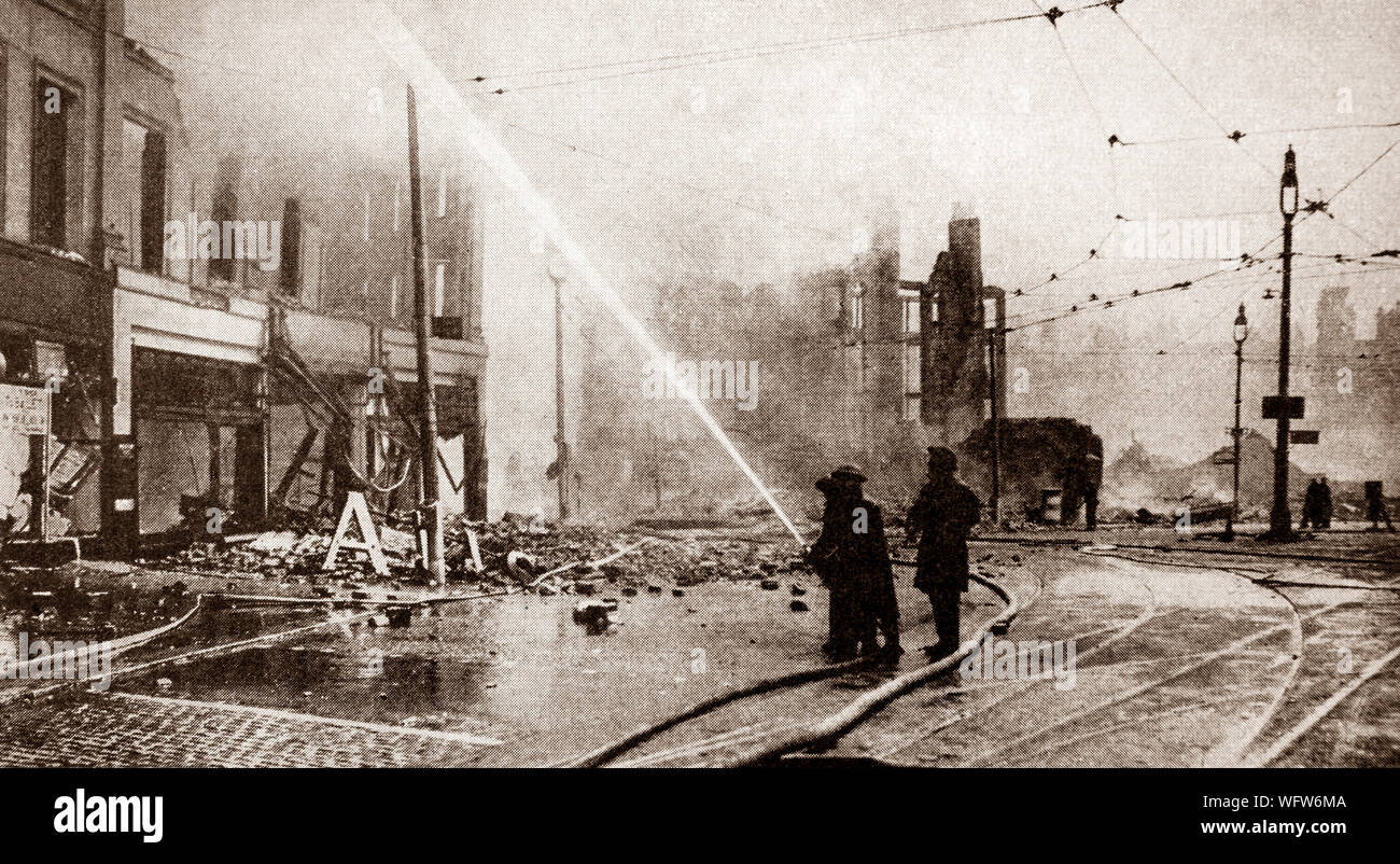 I vigili del fuoco di affrontare un incendio in St George's Crescent off Lord Street durante il blitz tedesco su Liverpool tra agosto 1940 e gennaio 1942. Foto Stock