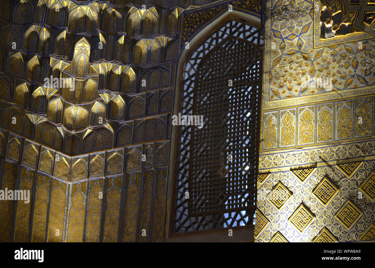 Elaborato da soffitto e da parete ornamenti al Gur-e Amir mausoleo complesso in Samarcanda, Uzbekistan Foto Stock