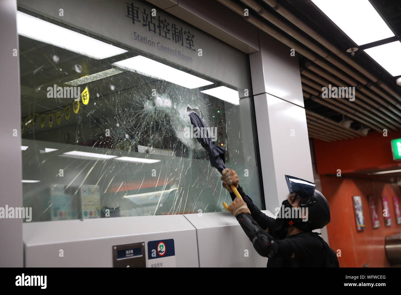 Hong Kong, Cina. 31 Agosto, 2019. Il 31 agosto 2019. Hong Kong Anti extradition bill proteste. Dopo un giorno di molti violenti scontri con la polizia. Alcuni pro sostenitori del governo ha attaccato un membro di premere su un treno MTR con molti pro democrazia manifestanti che hanno combattuto indietro. Credito: David Coulson/Alamy Live News Foto Stock