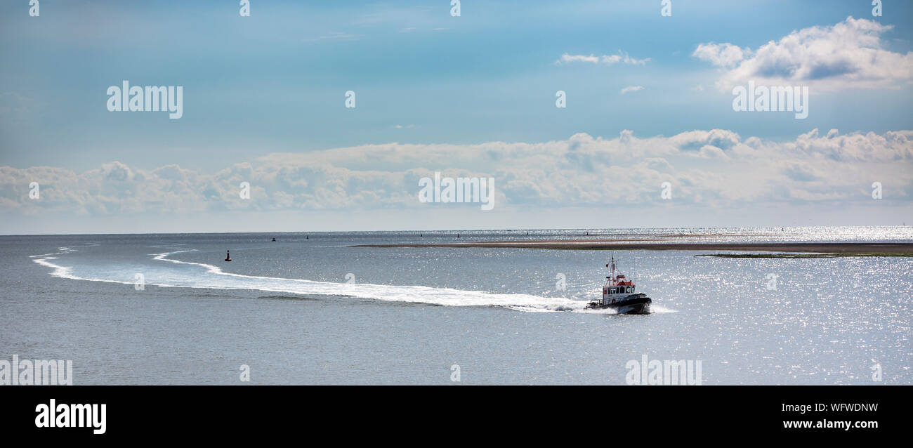 Piccola imbarcazione proveniente in a Exmouth, Devon, Regno Unito Foto Stock