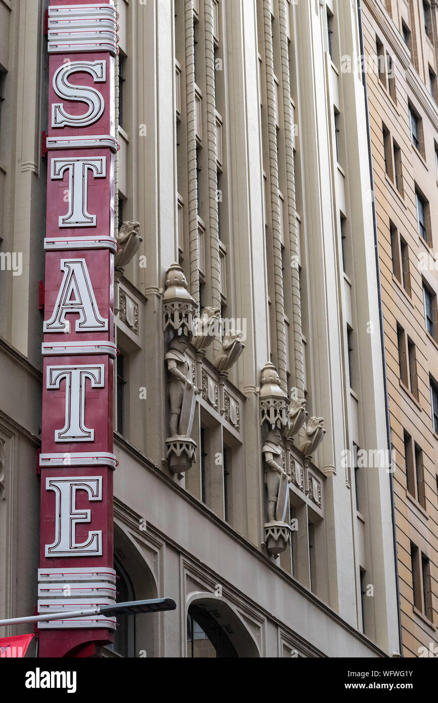 Uno storico segno verticale, illuminata di notte dice semplicemente Stato e rappresenta il Teatro di Stato, un edificio Art Deco costruito nel 1929 nel Market St Foto Stock