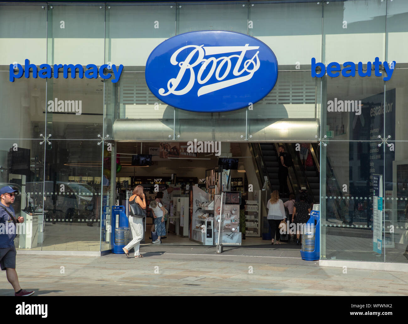 Negozio di fronte di scarponi farmacia e bellezza a Londra. Foto Stock