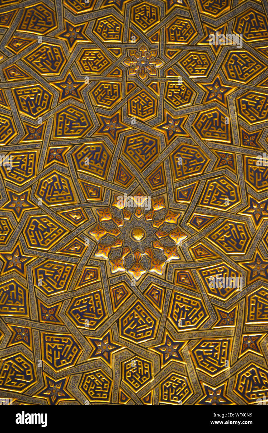 Elaborato da soffitto e da parete ornamenti al Gur-e Amir mausoleo complesso in Samarcanda, Uzbekistan Foto Stock