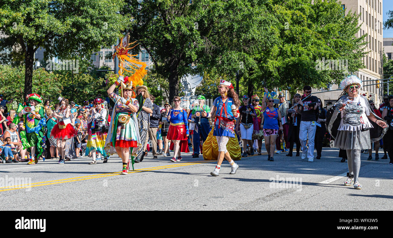 Viste dal DragonCon. La DragonCon annuale parata attrae oltre 30.000 partecipanti e due volte come molti spettatori Foto Stock