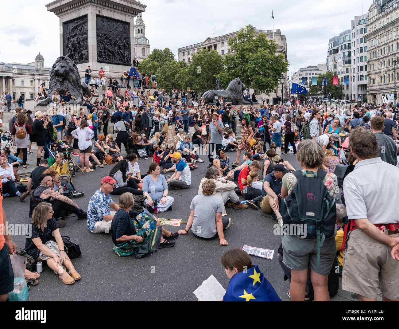 31 ago 2019 - Londra, Regno Unito. Un Anti-Brexit manifestanti hanno portato a Trafalgar Square a un fermo. I manifestanti seduti sulla strada come parte della loro pro Foto Stock