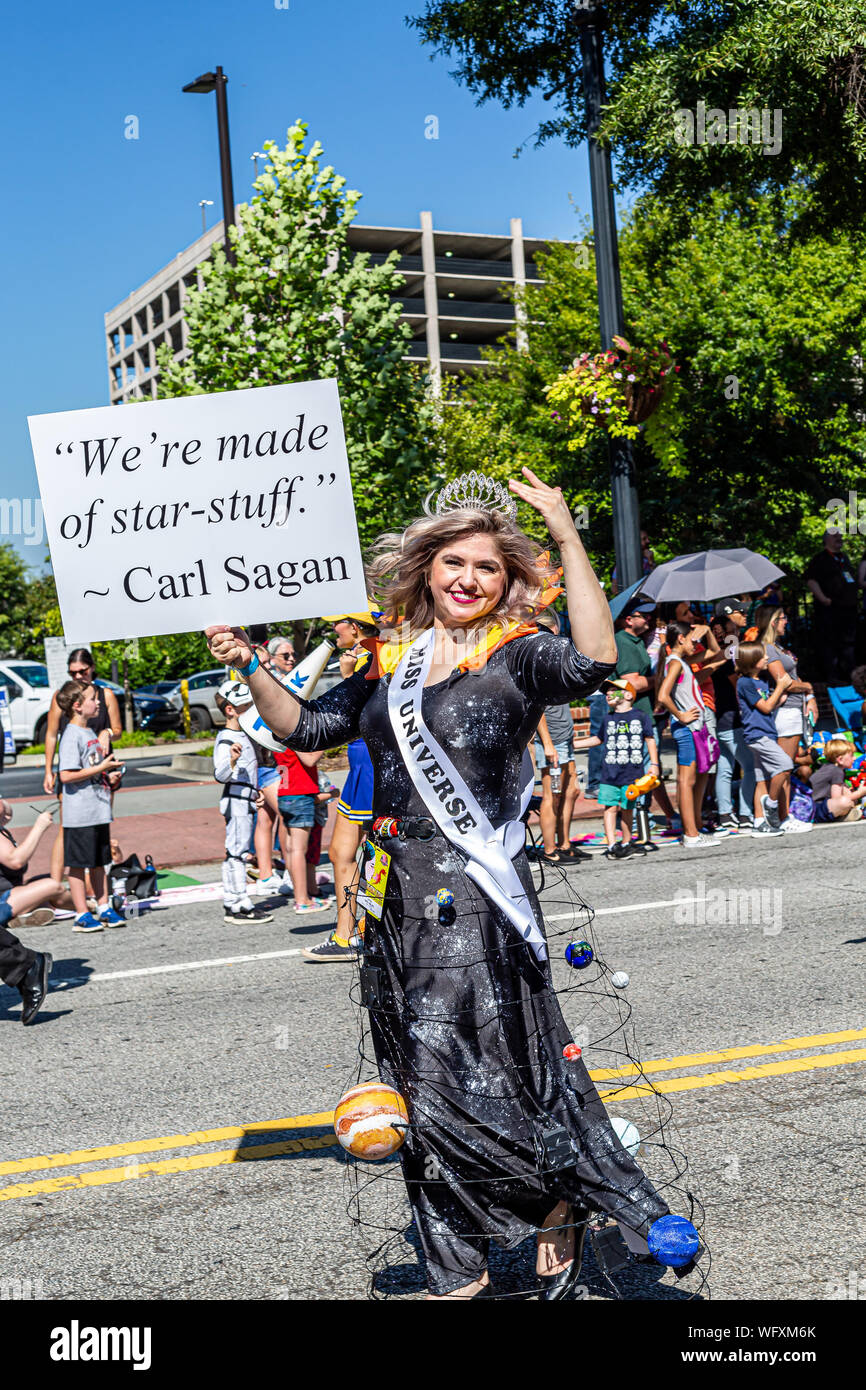Viste dal DragonCon. La DragonCon annuale parata attrae oltre 30.000 partecipanti e due volte come molti spettatori Foto Stock