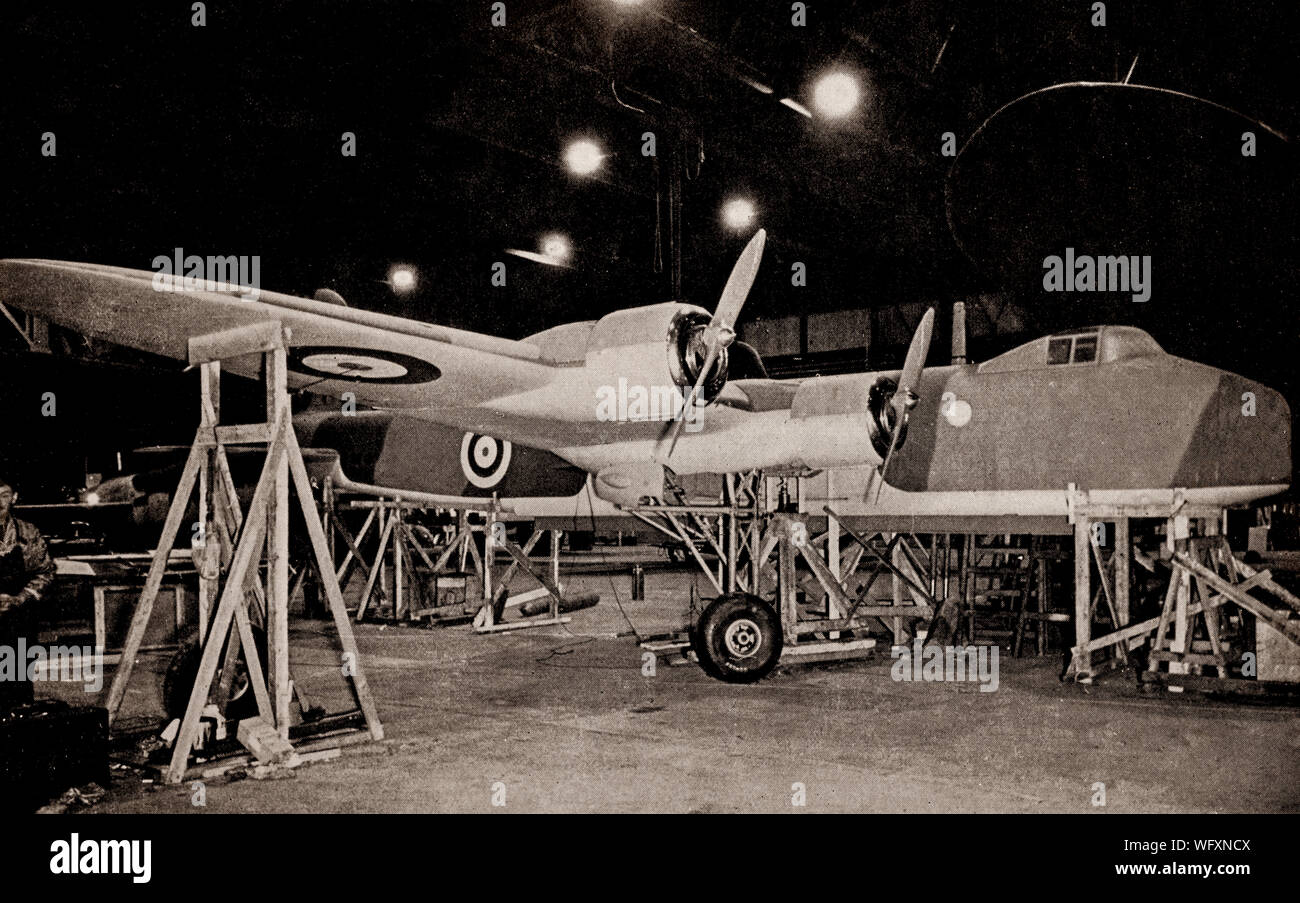 Lo Stirling Junior, una mezza dimensione modello di testing della breve Stirling, quattro bimotore bombardiere pesante della Seconda Guerra Mondiale. È stato il primo di quattro bimotore bomber per essere introdotto in servizio con la Royal Air Force nei primi 194. Durante il suo uso come un bombardiere, piloti ha elogiato il tipo per la sua capacità di out-girare nemico combattenti per la notte e le sue favorevoli caratteristiche di manipolazione, mentre il massimale di altitudine è stato spesso oggetto di critiche. Lo Stirling aveva un relativamente breve carriera operativa come un bombardiere prima di essere relegato in seconda linea dei dazi a partire dalla fine del 1943. Foto Stock
