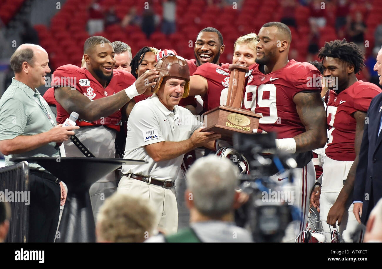 Agosto 31, 2019: Alabama giocatori posto il vecchio casco di cuoio su allenatore Nick Saban la testa dopo aver battuto il duca in Chic-fil-di un calcio di inizio gioco di un college di NCAA Football gioco a Mercedes-Benz Stadium di Atlanta, GA. Austin McAfee/CSM Foto Stock Agosto 31, 2019: Alabama giocatori posto il vecchio casco di cuoio su allenatore Nick Saban la testa dopo aver battuto il duca in Chic-fil-di un calcio di inizio gioco di un college di NCAA Football gioco a Mercedes-Benz Stadium di Atlanta, GA. Austin McAfee/CSM Foto Stock