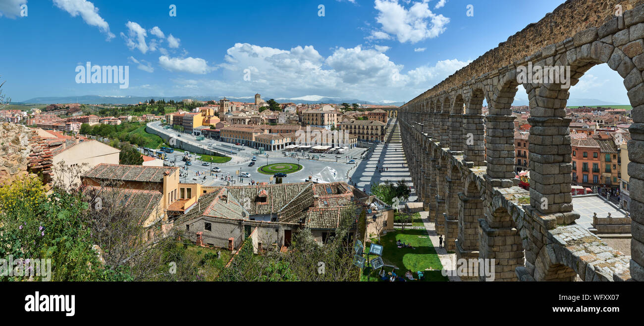 SEGOVIA, Spagna - 25 Aprile 2018: panorama orizzontale in Segovia, cityscape con vista di Santos Justo e pastore la Chiesa di El Salvador chiesa, le Arti Foto Stock