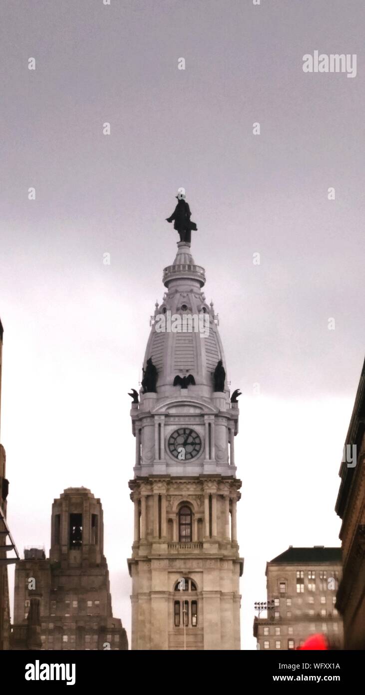 Basso angolo vista di Philadelphia City Hall contro Sky Foto Stock