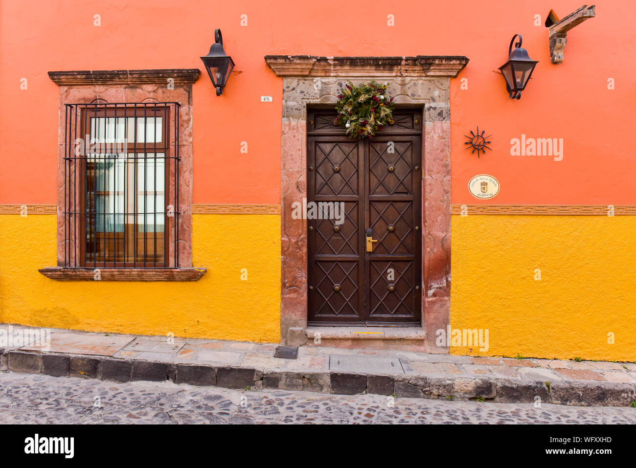 Facciata di una casa colorati, San Miguel De Allende, Messico Foto Stock