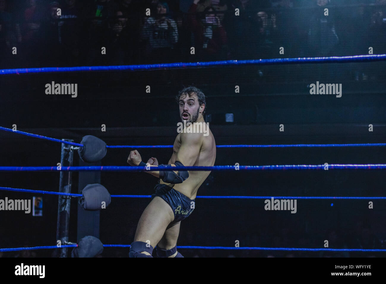 Il Cile wrestling CNL. Campeonato Nacional de Lucha Libre. Ariel Levy Luchador Profesional y attore Chileno mostrando su fuerza en el cuadrilatero Foto Stock