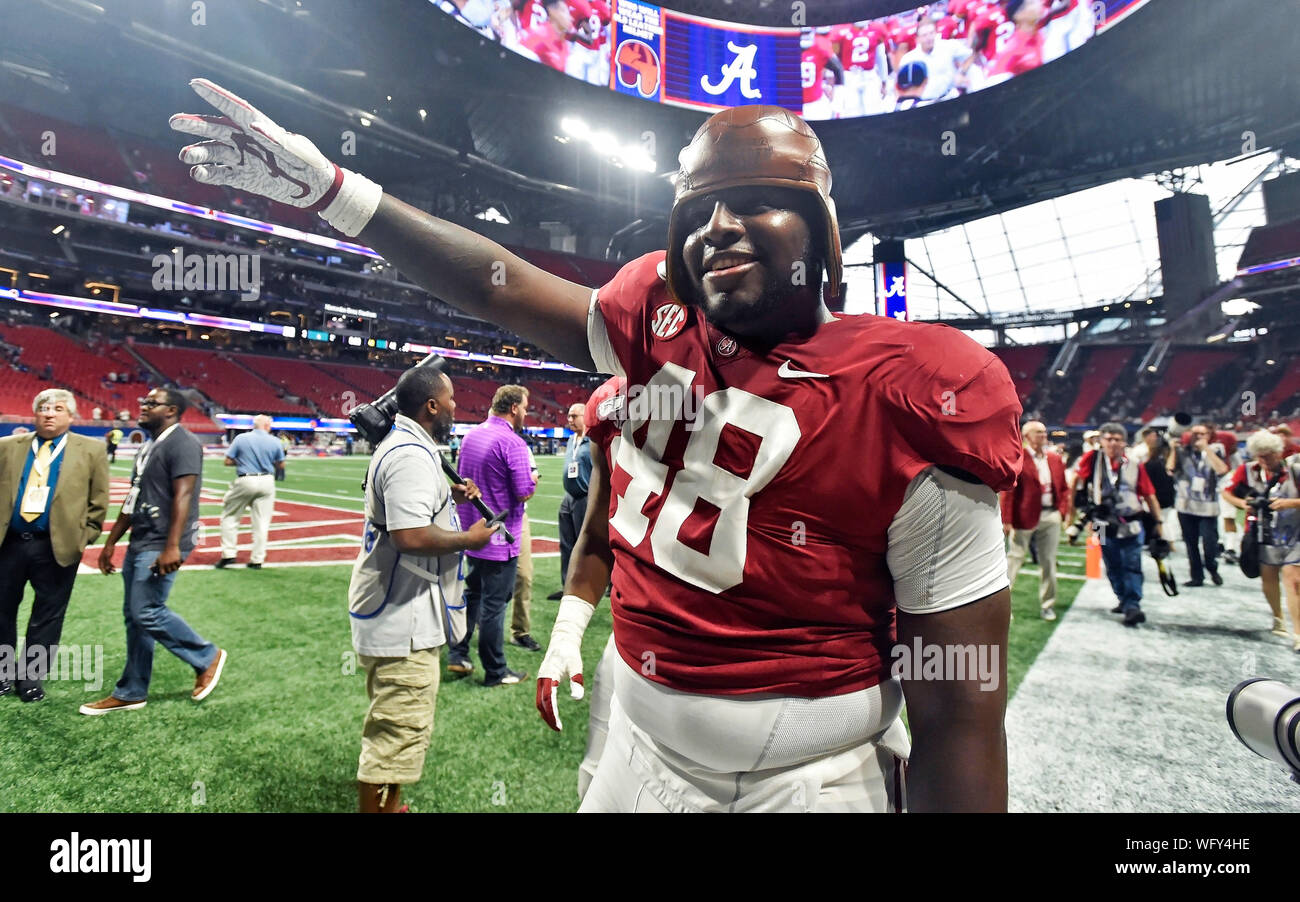 Agosto 31, 2019: Alabama defensive lineman Phidarian Mathis onde come egli cammina fuori campo indossando il vecchio casco di pelle dopo aver battuto il duca in Chic-fil-di un calcio di inizio gioco di un college di NCAA Football gioco a Mercedes-Benz Stadium di Atlanta, GA. Austin McAfee/CSM Foto Stock Agosto 31, 2019: Alabama defensive lineman Phidarian Mathis onde come egli cammina fuori campo indossando il vecchio casco di pelle dopo aver battuto il duca in Chic-fil-di un calcio di inizio gioco di un college di NCAA Football gioco a Mercedes-Benz Stadium di Atlanta, GA. Austin McAfee/CSM Foto Stock