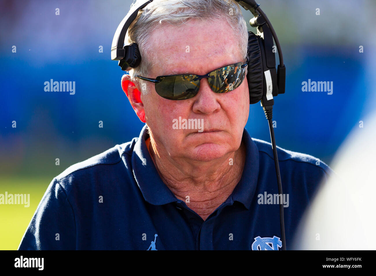 Agosto 31, 2019: North Carolina Tar Heels head coach Mack Brown durante il NCAA matchup presso la Bank of America Stadium di Charlotte, NC. (Scott Kinser/Cal Sport Media) Foto Stock