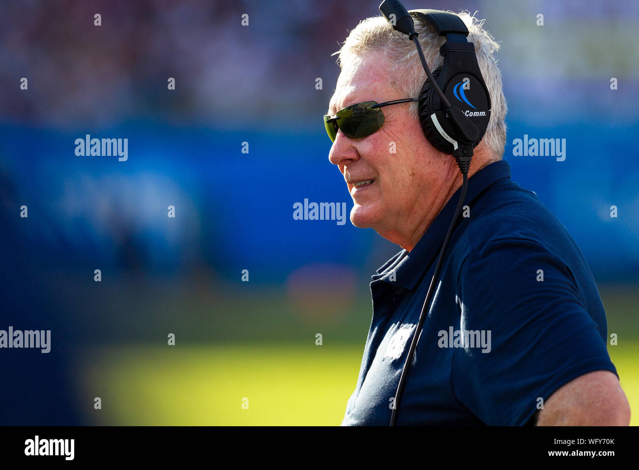 Agosto 31, 2019: North Carolina Tar Heels head coach Mack Brown durante il NCAA matchup presso la Bank of America Stadium di Charlotte, NC. (Scott Kinser/Cal Sport Media) Foto Stock