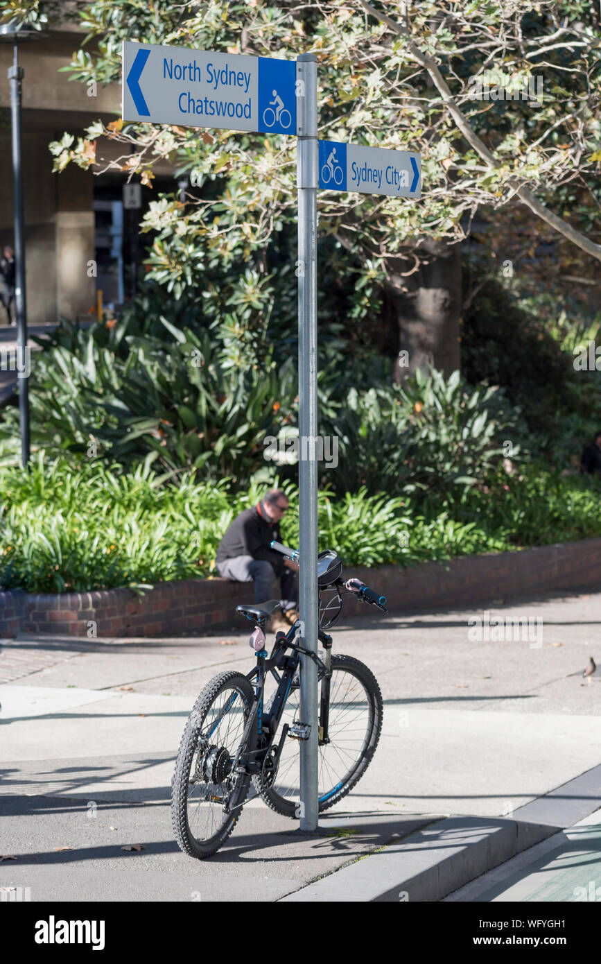 Indicazioni stradali per i ciclisti in area CBD di Sydney, Australia verso nord oltre il Ponte del Porto di Sydney e a sud verso la città Foto Stock