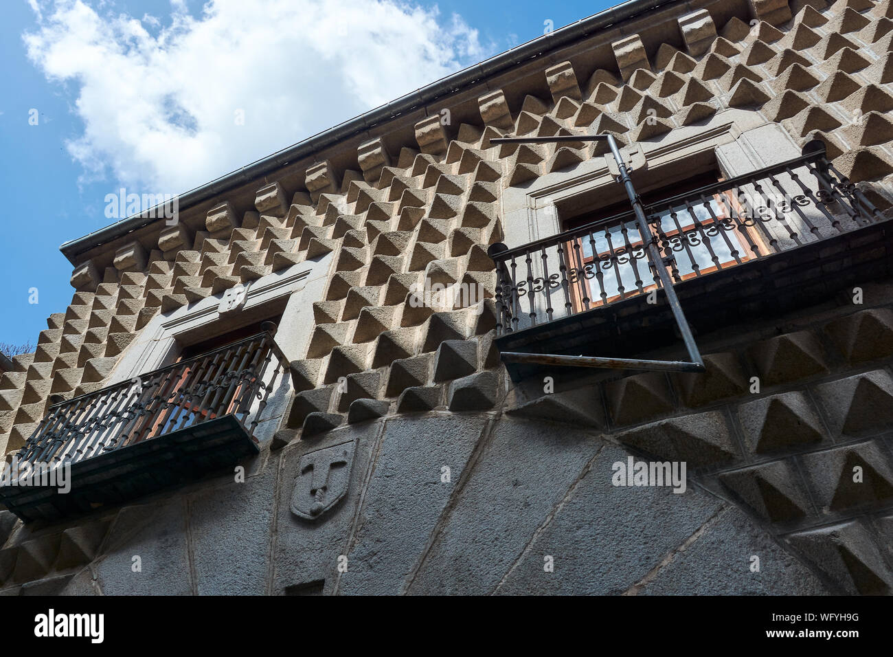 SEGOVIA, Spagna - 25 Aprile 2018: dettagli della facciata della "Casa de los Picos", una famosa casa di Segovia. Foto Stock