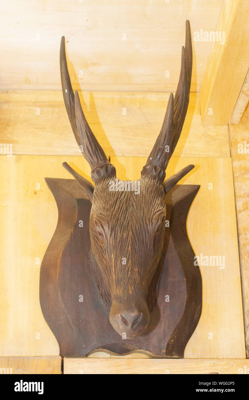 Intaglio del legno di una testa di cervo montato a parete Foto Stock
