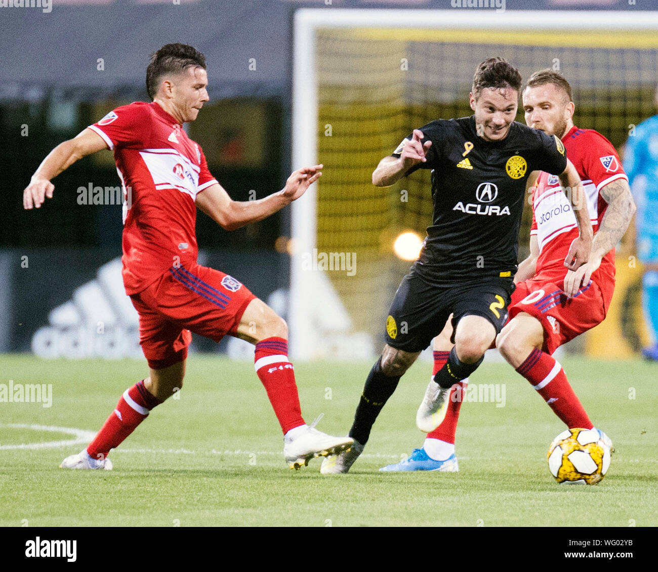 Columbus, Ohio, Stati Uniti d'America. Il 31 agosto, 2019.Columbus Crew SC centrocampista Luis Argudo (2) dribbling attraverso il Chicago Fire difesa nella loro partita a Mapfre Stadium. Credito: Brent Clark/Alamy Live News Foto Stock