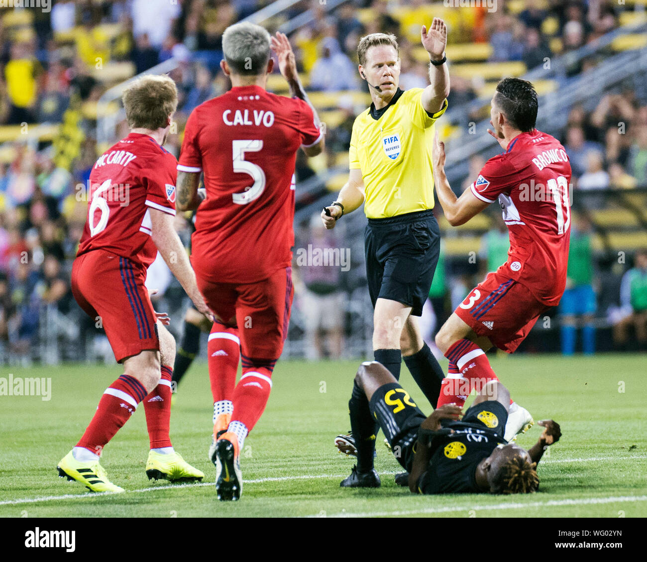Columbus, Ohio, Stati Uniti d'America. Il 31 agosto, 2019. Arbitro ha attirato Fisher (giallo) controversie una chiamata con Chicago Fire centrocampista Brandt Bronico (13) contro il Columbus Crew SC nel loro corrispondono a Mapfre Stadium. Credito: Brent Clark/Alamy Live News Foto Stock