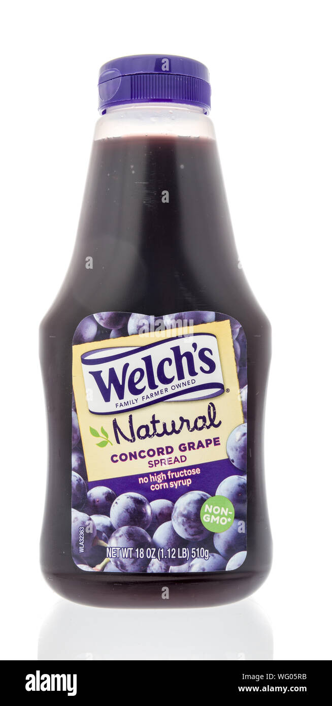 Winneconne, WI - 26 Agosto 2019 : un pacchetto di Welchs naturale uva concord spalmato su un sfondo isolato Foto Stock