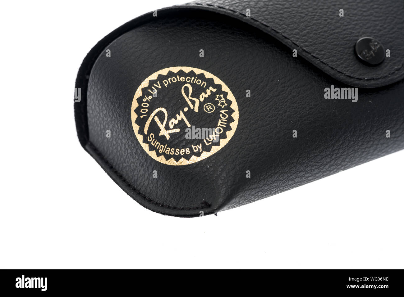 Winneconne, WI - 28 Agosto 2019 : un caso di Ray Ban occhiali da sole da luxottica isolato su un background Foto Stock