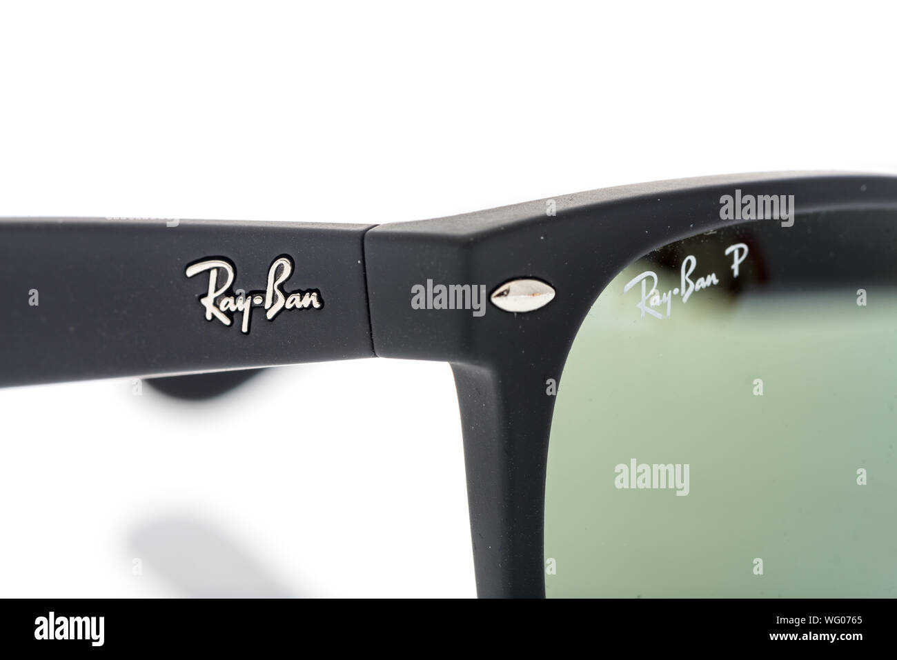 Winneconne, WI - 28 Agosto 2019 : un close-up di Ray Ban occhiali da sole da luxottica isolato su un background Foto Stock