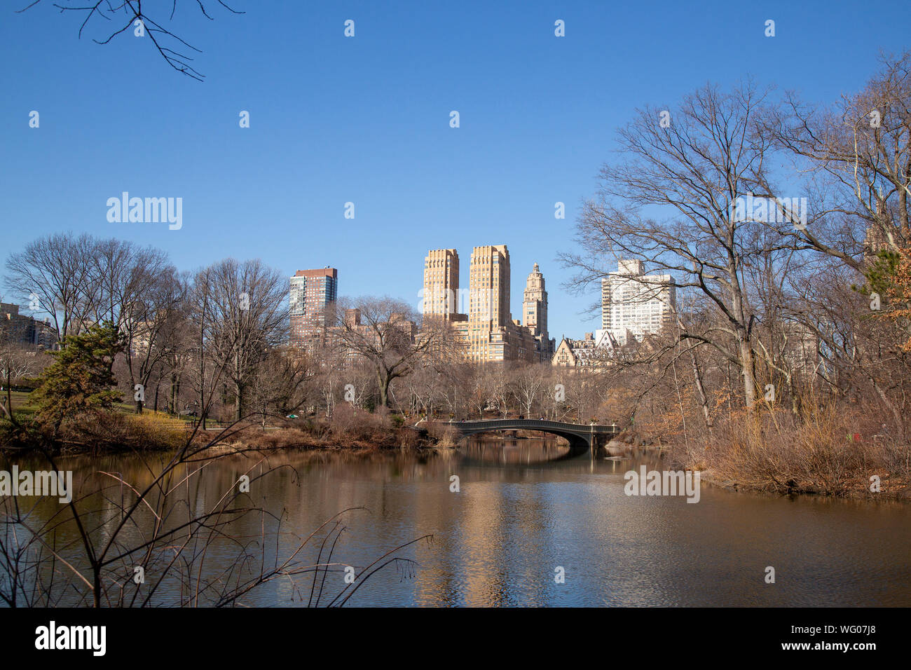 Il ponte di prua in Central Park con edifici su Central Park West in background. Foto Stock