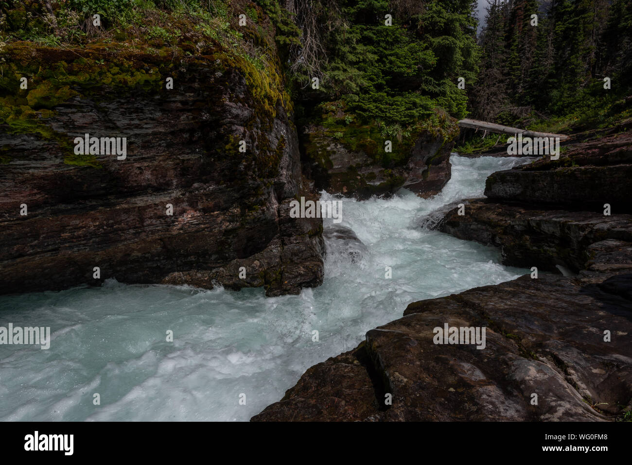 Acqua Bianca attraverso le rocce Foto Stock